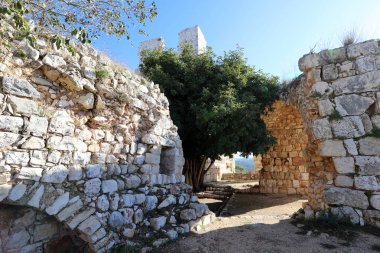 Yehiam Kalesi, Haçlıların İkinci Krallığı 'ndan iyi korunmuş bir feodal kale. Kale 1220 yılında inşa edildi ve Töton Şövalyeleri Tarikatı 'na aitti. 