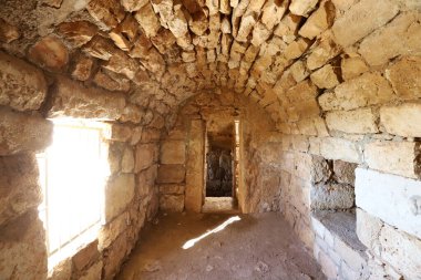 Yehiam Kalesi, Haçlıların İkinci Krallığı 'ndan iyi korunmuş bir feodal kale. Kale 1220 yılında inşa edildi ve Töton Şövalyeleri Tarikatı 'na aitti. 