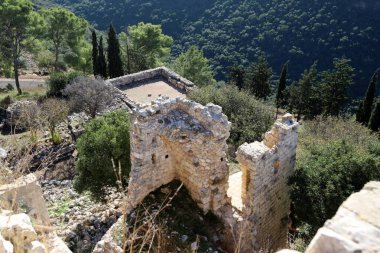 Yehiam Kalesi, Haçlıların İkinci Krallığı 'ndan iyi korunmuş bir feodal kale. Kale 1220 yılında inşa edildi ve Töton Şövalyeleri Tarikatı 'na aitti. 