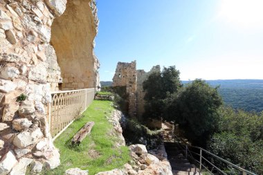 Yehiam Kalesi, Haçlıların İkinci Krallığı 'ndan iyi korunmuş bir feodal kale. Kale 1220 yılında inşa edildi ve Töton Şövalyeleri Tarikatı 'na aitti. 