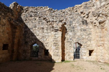 Yehiam Kalesi, Haçlıların İkinci Krallığı 'ndan iyi korunmuş bir feodal kale. Kale 1220 yılında inşa edildi ve Töton Şövalyeleri Tarikatı 'na aitti. 