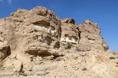 İsrail 'in güneyindeki Negev Çölü' ndeki Ramon Krateri 'ndeki dağ manzarası. Krater yaklaşık 40 km uzunluğunda, 9 km genişliğinde ve 350 m derinliğindedir.. 