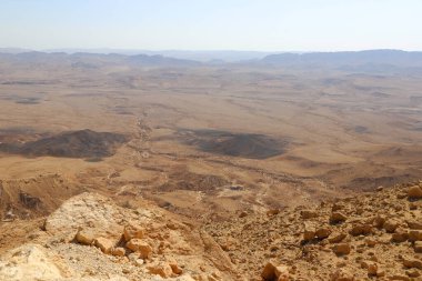 İsrail 'in güneyindeki Negev Çölü' ndeki Ramon Krateri 'ndeki dağ manzarası. Krater yaklaşık 40 km uzunluğunda, 9 km genişliğinde ve 350 m derinliğindedir.. 