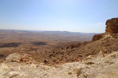 İsrail 'in güneyindeki Negev Çölü' ndeki Ramon Krateri 'ndeki dağ manzarası. Krater yaklaşık 40 km uzunluğunda, 9 km genişliğinde ve 350 m derinliğindedir.. 