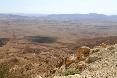 İsrail 'in güneyindeki Negev Çölü' ndeki Ramon Krateri 'ndeki dağ manzarası. Krater yaklaşık 40 km uzunluğunda, 9 km genişliğinde ve 350 m derinliğindedir.. 