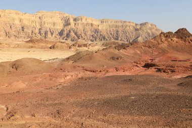 İsrail 'in güneyindeki Negev Çölü' ndeki Ramon Krateri 'ndeki dağ manzarası. Krater yaklaşık 40 km uzunluğunda, 9 km genişliğinde ve 350 m derinliğindedir.. 