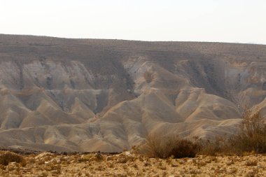 İsrail 'in güneyindeki Negev Çölü' ndeki Ramon Krateri 'ndeki dağ manzarası. Krater yaklaşık 40 km uzunluğunda, 9 km genişliğinde ve 350 m derinliğindedir.. 