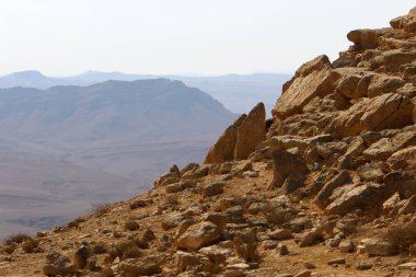 İsrail 'in güneyindeki Negev Çölü' ndeki Ramon Krateri 'ndeki dağ manzarası. Krater yaklaşık 40 km uzunluğunda, 9 km genişliğinde ve 350 m derinliğindedir.. 