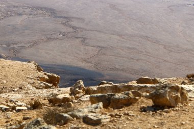 İsrail 'in güneyindeki Negev Çölü' ndeki Ramon Krateri 'ndeki dağ manzarası. Krater yaklaşık 40 km uzunluğunda, 9 km genişliğinde ve 350 m derinliğindedir.. 
