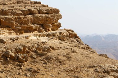 İsrail 'in güneyindeki Negev Çölü' ndeki Ramon Krateri 'ndeki dağ manzarası. Krater yaklaşık 40 km uzunluğunda, 9 km genişliğinde ve 350 m derinliğindedir.. 