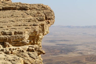 İsrail 'in güneyindeki Negev Çölü' ndeki Ramon Krateri 'ndeki dağ manzarası. Krater yaklaşık 40 km uzunluğunda, 9 km genişliğinde ve 350 m derinliğindedir.. 