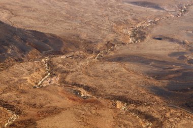 İsrail 'in güneyindeki Negev Çölü' ndeki Ramon Krateri 'ndeki dağ manzarası. Krater yaklaşık 40 km uzunluğunda, 9 km genişliğinde ve 350 m derinliğindedir.. 