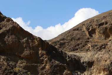 İsrail 'in güneyindeki Negev Çölü' ndeki Ramon Krateri 'ndeki dağ manzarası. Krater yaklaşık 40 km uzunluğunda, 9 km genişliğinde ve 350 m derinliğindedir.. 