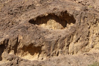 İsrail 'in güneyindeki Negev Çölü' ndeki Ramon Krateri 'ndeki dağ manzarası. Krater yaklaşık 40 km uzunluğunda, 9 km genişliğinde ve 350 m derinliğindedir.. 