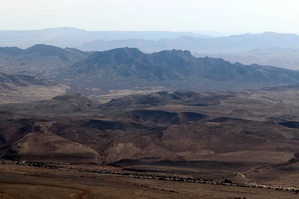 南イスラエルのネゲヴ砂漠のラモン クレーターの山の風景 火口は長さ約40Km 幅約9Km 深さ約350M — ストック写真
