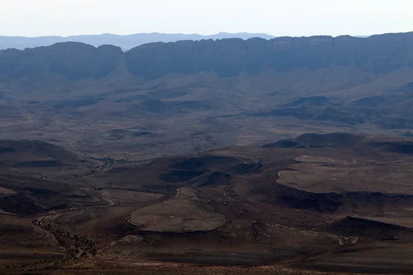 이스라엘 남부의 사막에 분화구의 분화구의 길이는 40Km 9Km 깊이는 350M — 스톡 사진