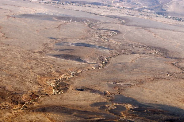 南イスラエルのネゲヴ砂漠のラモン クレーターの山の風景 火口は長さ約40Km 幅約9Km 深さ約350M — ストック写真