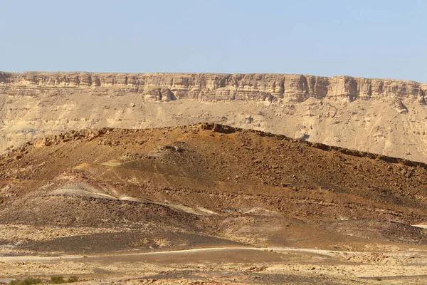 南イスラエルのネゲヴ砂漠のラモン クレーターの山の風景 火口は長さ約40Km 幅約9Km 深さ約350M — ストック写真