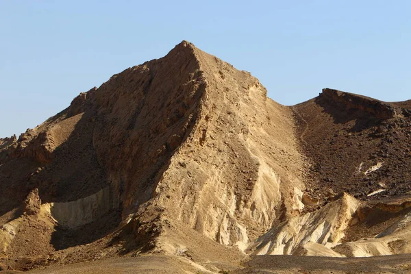以色列南部内盖夫沙漠拉蒙陨石坑的山景 陨石坑约40公里长 约9公里宽 约350米深 — 图库照片
