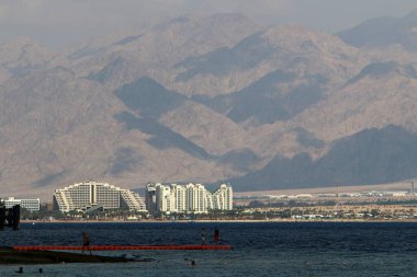 İsrail 'in güneyindeki Negev Çölü' ndeki Eilat Dağları. Kayalar kum taşlarından, volkanik kayalardan ve volkanik kayalardan oluşur. 