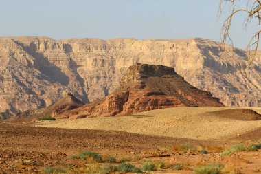 İsrail 'in güneyindeki Negev Çölü' ndeki Eilat Dağları. Kayalar kum taşlarından, volkanik kayalardan ve volkanik kayalardan oluşur. 