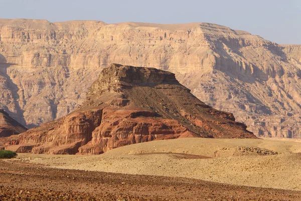 イスラエル南部のネゲヴ砂漠にあるエイラート山脈 岩石は砂岩 火山岩 火山岩で構成されている — ストック写真