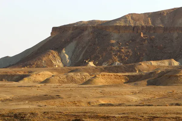 以色列南部内盖夫沙漠中的埃拉特山脉 岩石由砂岩 火成岩和火山岩组成 — 图库照片