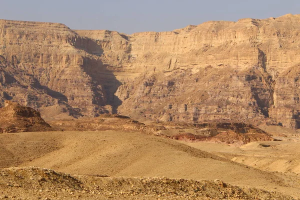 イスラエル南部のネゲヴ砂漠にあるエイラート山脈 岩石は砂岩 火山岩 火山岩で構成されている — ストック写真