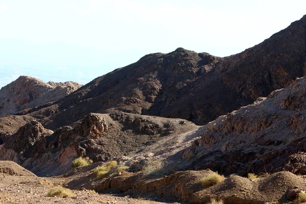 以色列南部内盖夫沙漠中的埃拉特山脉 岩石由砂岩 火成岩和火山岩组成 — 图库照片