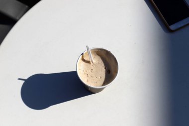 Lokantadaki masada bir bardak kahve. 