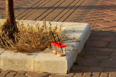 Lokantadaki masada bir bardak kahve. 