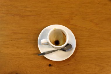 Lokantadaki masada bir bardak kahve. 