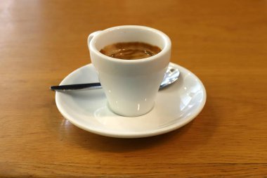 Lokantadaki masada bir bardak kahve. 