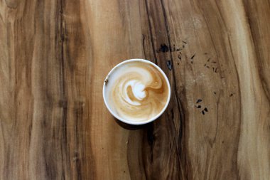 Lokantadaki masada bir bardak kahve. 