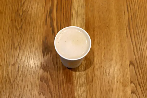 レストランのテーブルに置かれたコーヒーのグラスは — ストック写真