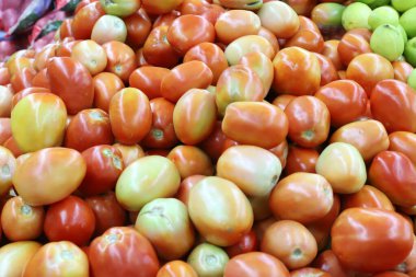 İsrail 'in kuzeyindeki Akko şehrindeki bir sebze pazarında taze sebze ve meyve satılır. 