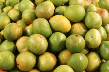 İsrail 'in kuzeyindeki Akko şehrindeki bir sebze pazarında taze sebze ve meyve satılır. 