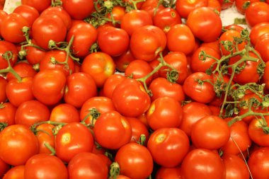 İsrail 'in kuzeyindeki Akko şehrindeki bir sebze pazarında taze sebze ve meyve satılır. 