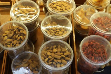 İsrail 'in kuzeyindeki Akko şehrindeki bir sebze pazarında taze sebze ve meyve satılır. 