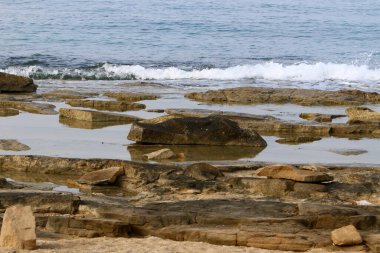 İsrail devletinin kuzeyindeki Akdeniz kıyılarında kayalar ve taşlar 