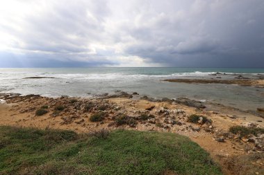 İsrail devletinin kuzeyindeki Akdeniz kıyılarında kayalar ve taşlar 