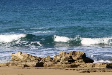 İsrail devletinin kuzeyindeki Akdeniz kıyılarında kayalar ve taşlar 