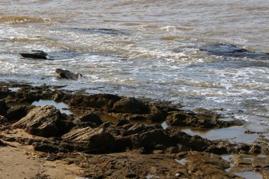 İsrail devletinin kuzeyindeki Akdeniz kıyılarında kayalar ve taşlar 