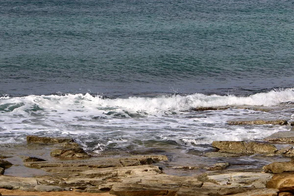 以色列国北部地中海海岸上的岩石和石子 — 图库照片