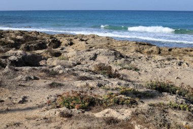 İsrail devletinin kuzeyindeki Akdeniz kıyılarında kayalar ve taşlar 