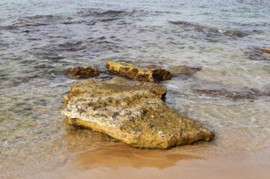 İsrail devletinin kuzeyindeki Akdeniz kıyılarında kayalar ve taşlar 
