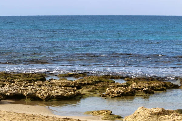 以色列国北部地中海海岸上的岩石和石子 — 图库照片