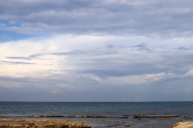  Akdeniz üzerinde gökyüzünde yağmur bulutları var. Aralık, İsrail 'de yağmur mevsimidir.        .            .            .        .      