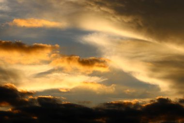  Akdeniz üzerinde gökyüzünde yağmur bulutları var. Aralık, İsrail 'de yağmur mevsimidir.        .            .            .        .      