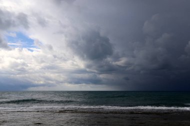 Akdeniz üzerinde gökyüzünde yağmur bulutları var. Aralık, İsrail 'de yağmur mevsimidir.        .            .            .        .      